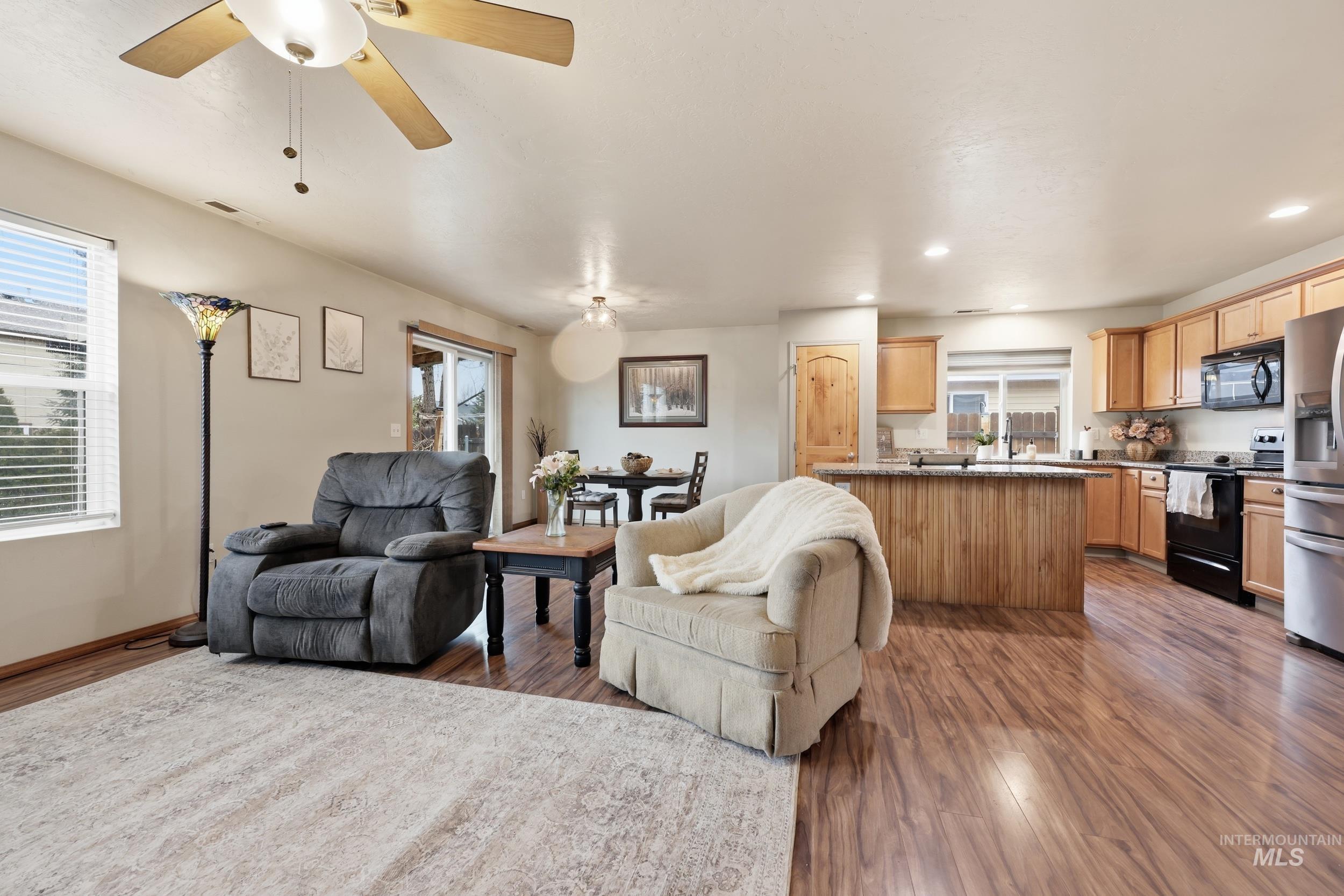 203 E Walcott Lake Dr., Middleton, Idaho 83644, 3 Bedrooms, 2 Bathrooms, Residential For Sale, Price $425,000, 98976059