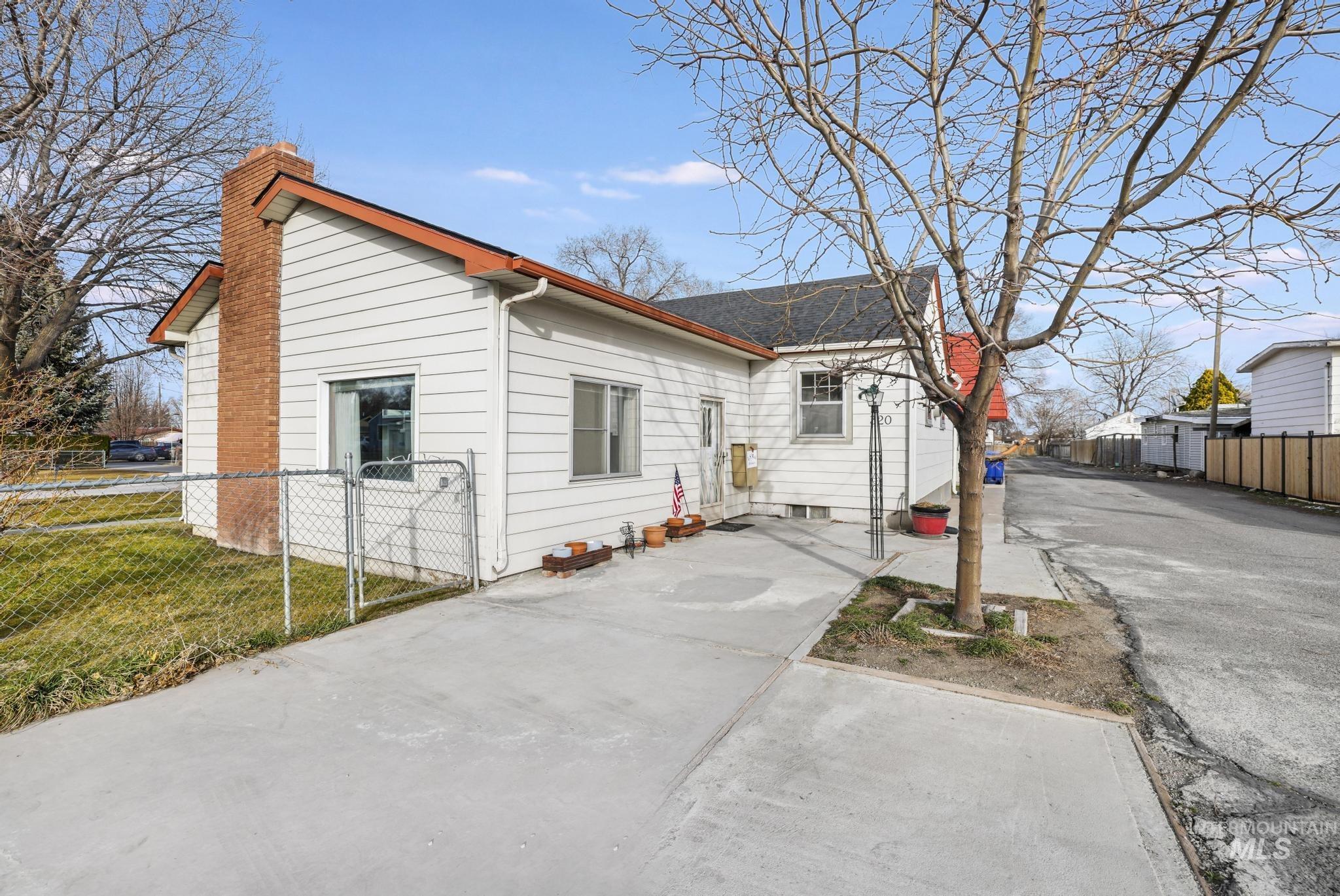 320 Locust St, Twin Falls, Idaho 83301, 4 Bedrooms, 2 Bathrooms, Residential For Sale, Price $329,900, 98976097