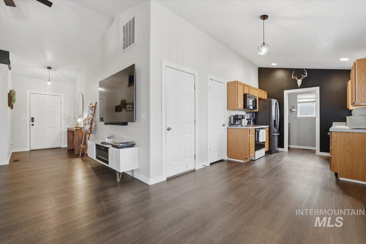 2613 S Canyon St, Nampa, Idaho 83686, 3 Bedrooms, 2 Bathrooms, Residential For Sale, Price $379,900, 98976110