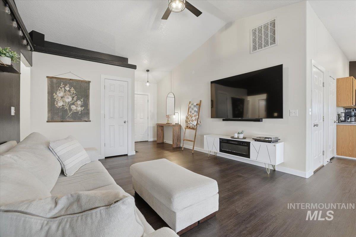 2613 S Canyon St, Nampa, Idaho 83686, 3 Bedrooms, 2 Bathrooms, Residential For Sale, Price $379,900, 98976110