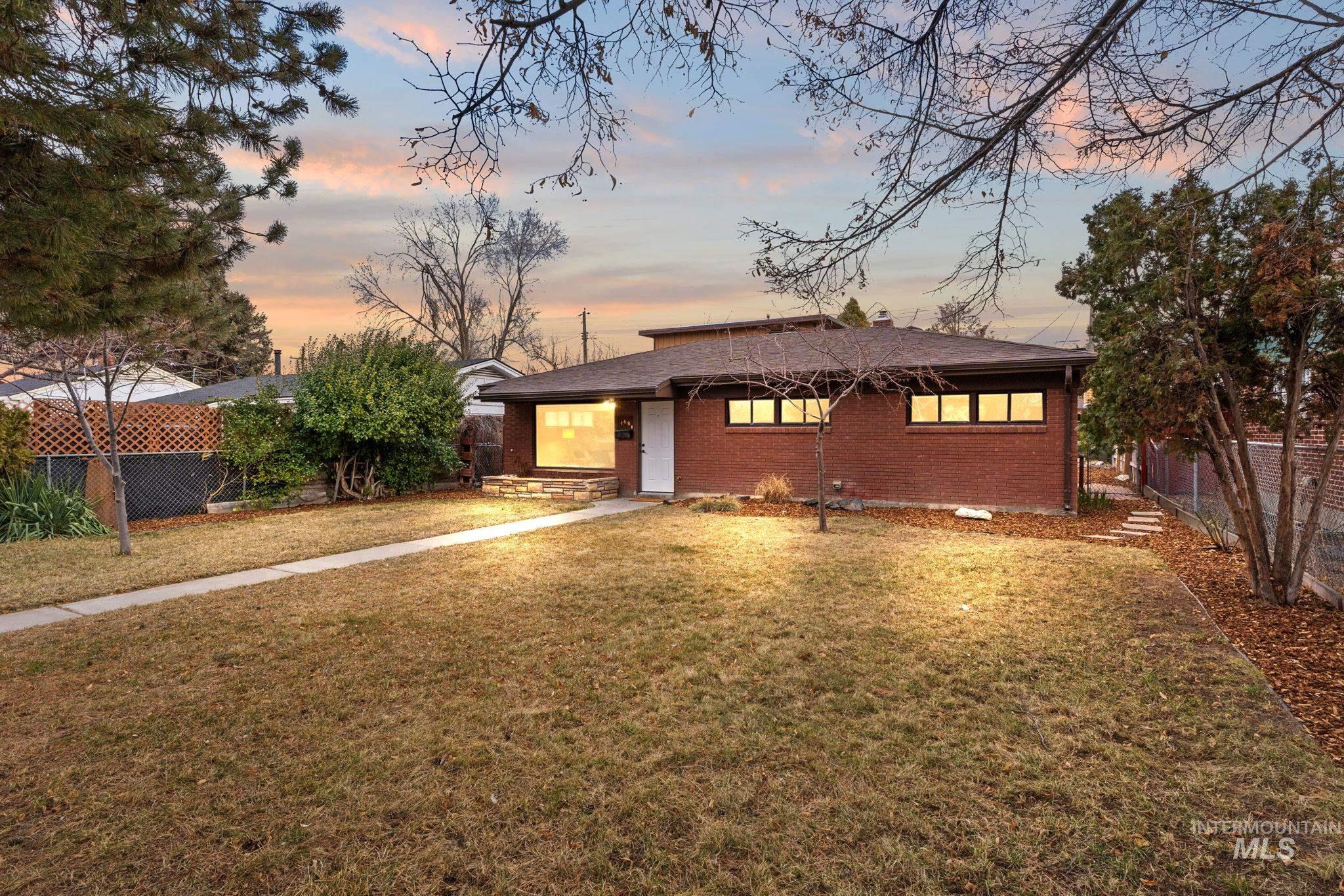 168 N Juniper St, Twin Falls, Idaho 83301, 4 Bedrooms, 2 Bathrooms, Residential For Sale, Price $369,500,MLS 98976121