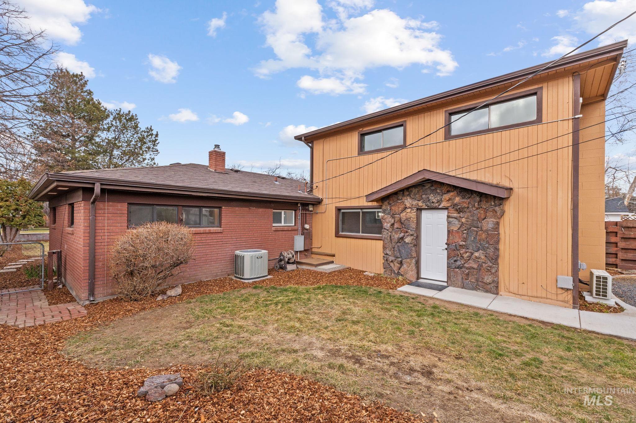 168 N Juniper St, Twin Falls, Idaho 83301, 4 Bedrooms, 2 Bathrooms, Residential For Sale, Price $369,500,MLS 98976121