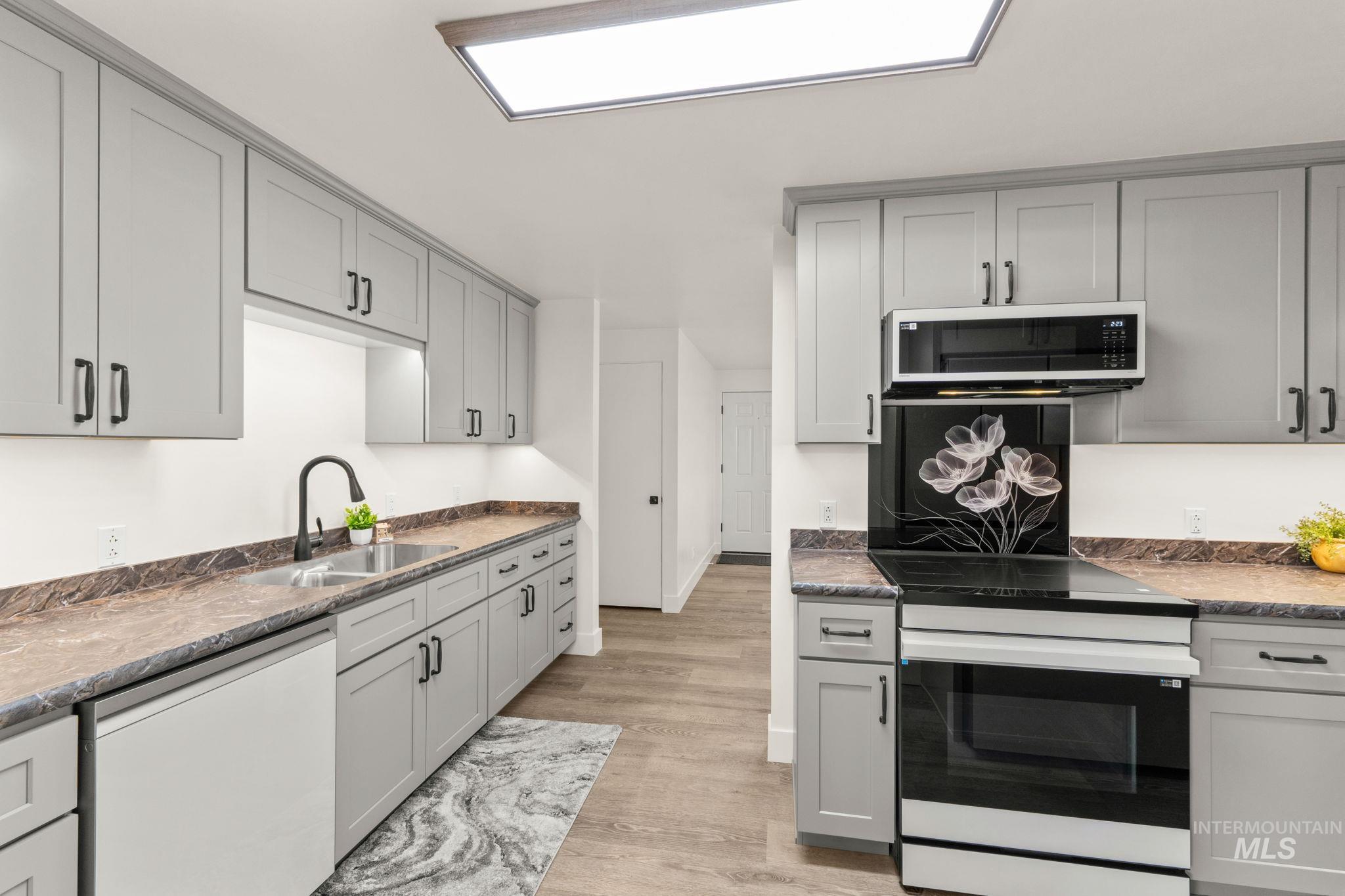 168 N Juniper St, Twin Falls, Idaho 83301, 4 Bedrooms, 2 Bathrooms, Residential For Sale, Price $369,500,MLS 98976121