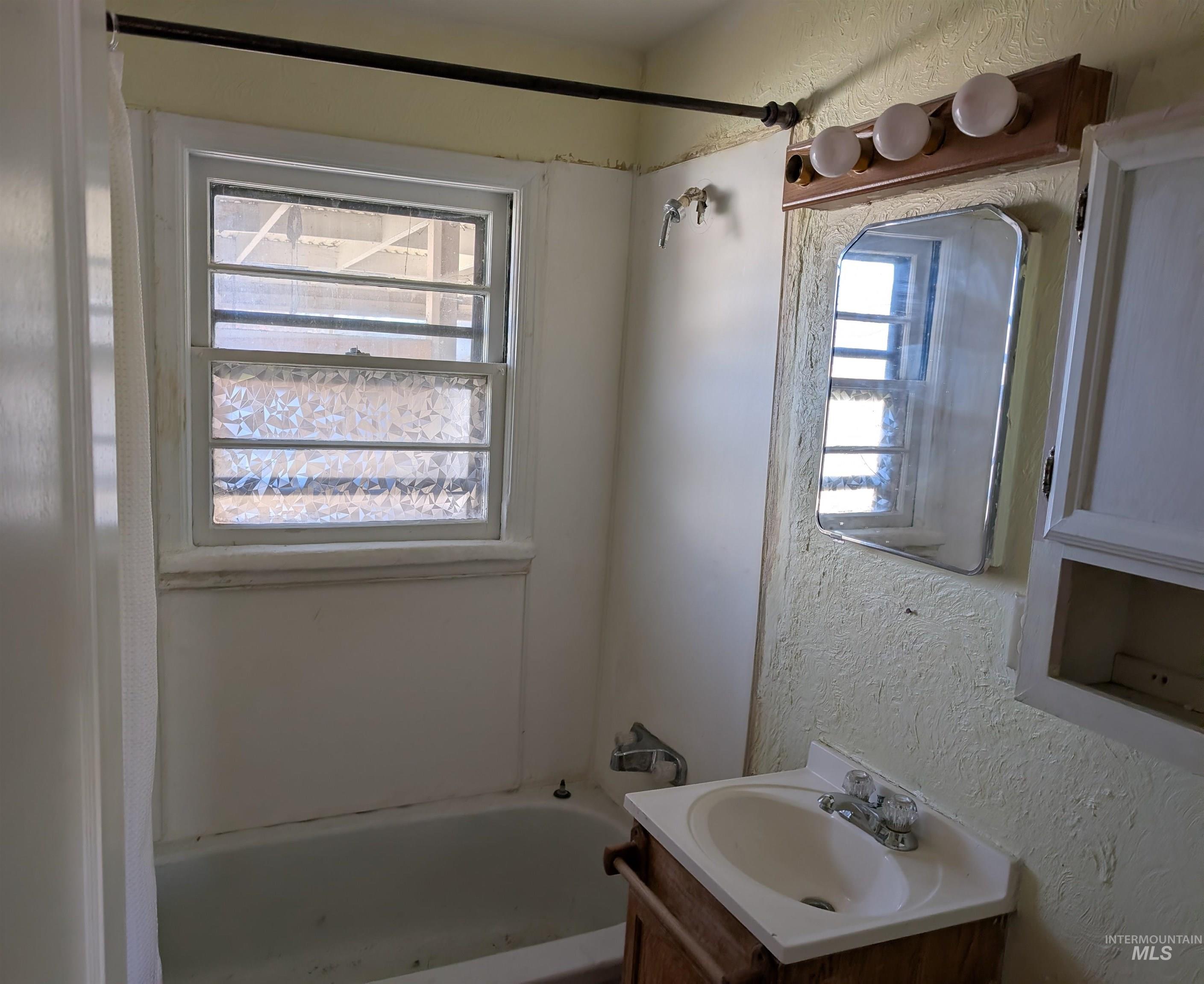 616 S Olive, Nampa, Idaho 83686, 2 Bedrooms, 1 Bathroom, Residential For Sale, Price $214,900, 98976128