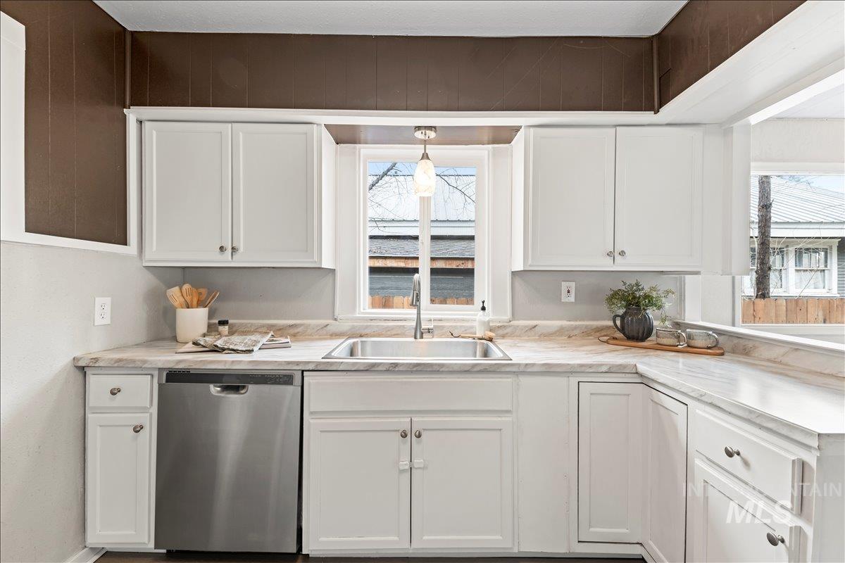 512 9th Ave S, Nampa, Idaho 83651, 5 Bedrooms, 2 Bathrooms, Residential For Sale, Price $375,000,MLS 98976132