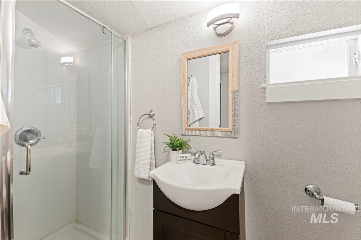 512 9th Ave S, Nampa, Idaho 83651, 5 Bedrooms, 2 Bathrooms, Residential For Sale, Price $375,000,MLS 98976132