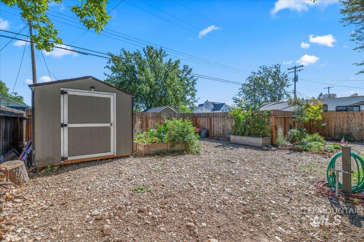 512 9th Ave S, Nampa, Idaho 83651, 5 Bedrooms, 2 Bathrooms, Residential For Sale, Price $375,000,MLS 98976132