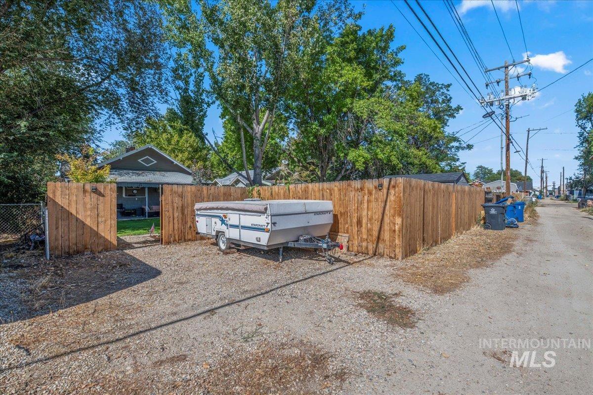 512 9th Ave S, Nampa, Idaho 83651, 5 Bedrooms, 2 Bathrooms, Residential For Sale, Price $375,000,MLS 98976132