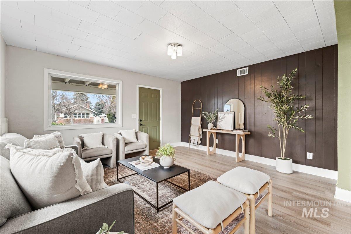 512 9th Ave S, Nampa, Idaho 83651, 5 Bedrooms, 2 Bathrooms, Residential For Sale, Price $375,000,MLS 98976132