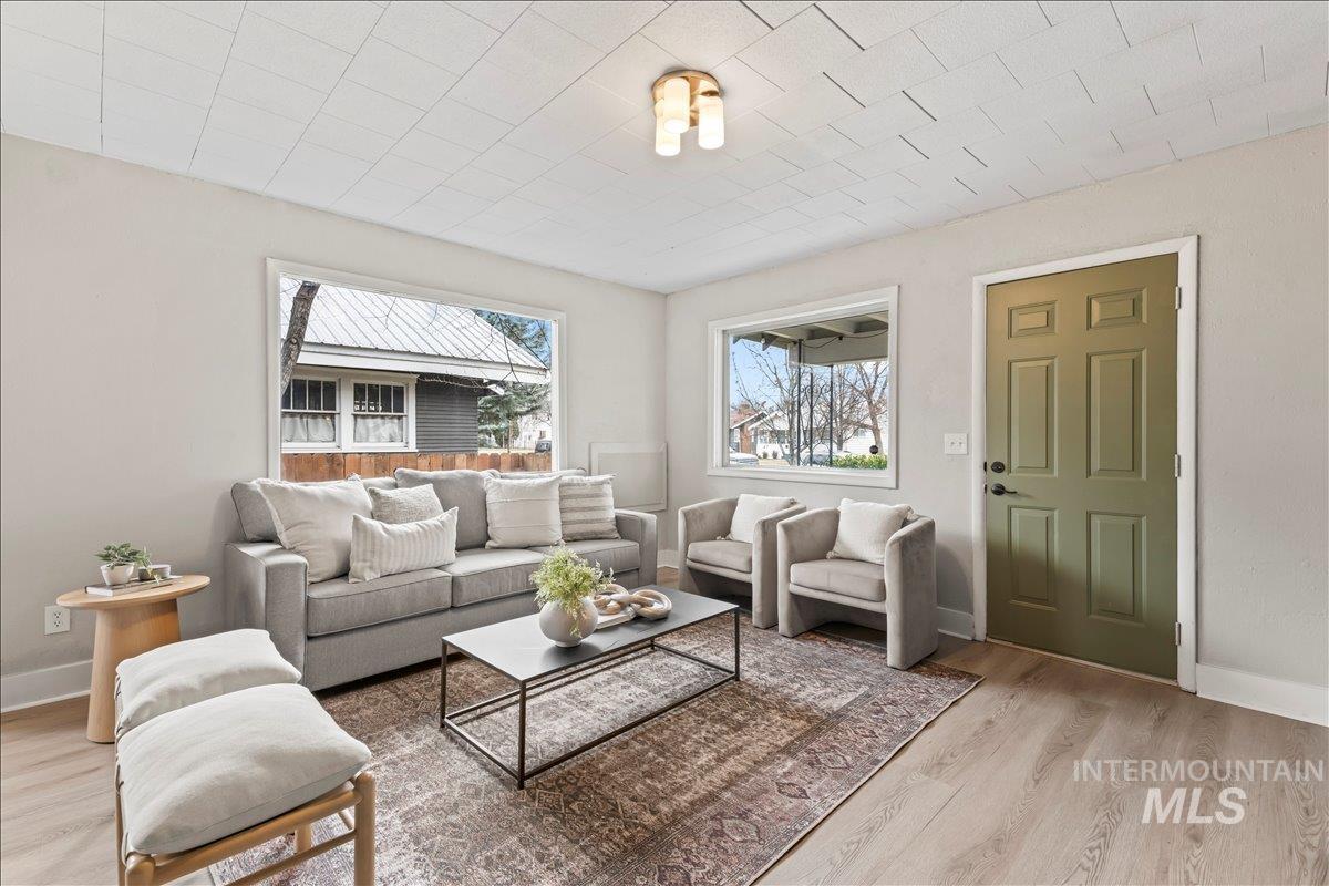 512 9th Ave S, Nampa, Idaho 83651, 5 Bedrooms, 2 Bathrooms, Residential For Sale, Price $375,000,MLS 98976132