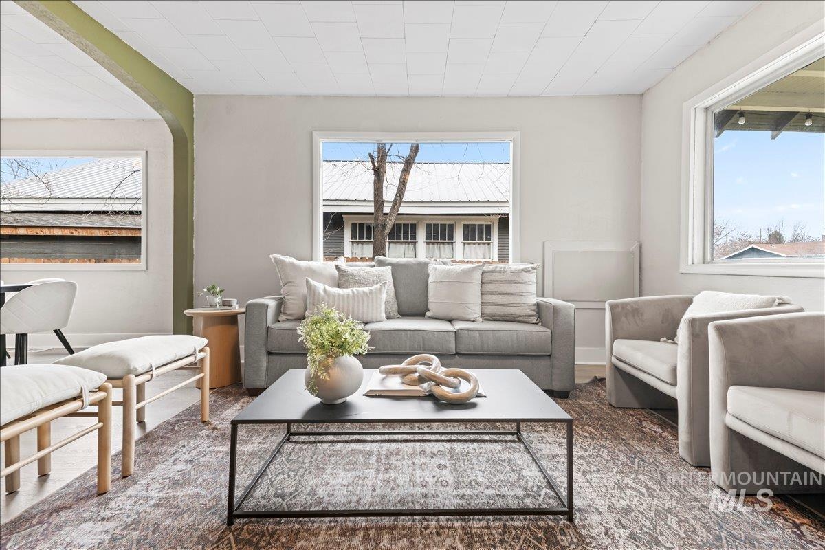 512 9th Ave S, Nampa, Idaho 83651, 5 Bedrooms, 2 Bathrooms, Residential For Sale, Price $375,000,MLS 98976132