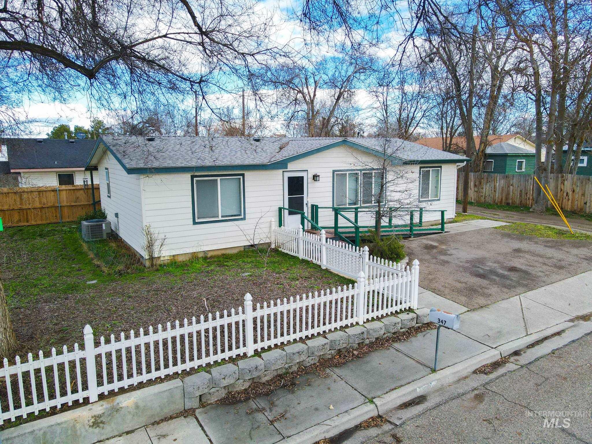 347 NW 7th Ave, Ontario, Oregon 97914-0000, 3 Bedrooms, 2 Bathrooms, Residential For Sale, Price $180,000, 98976135