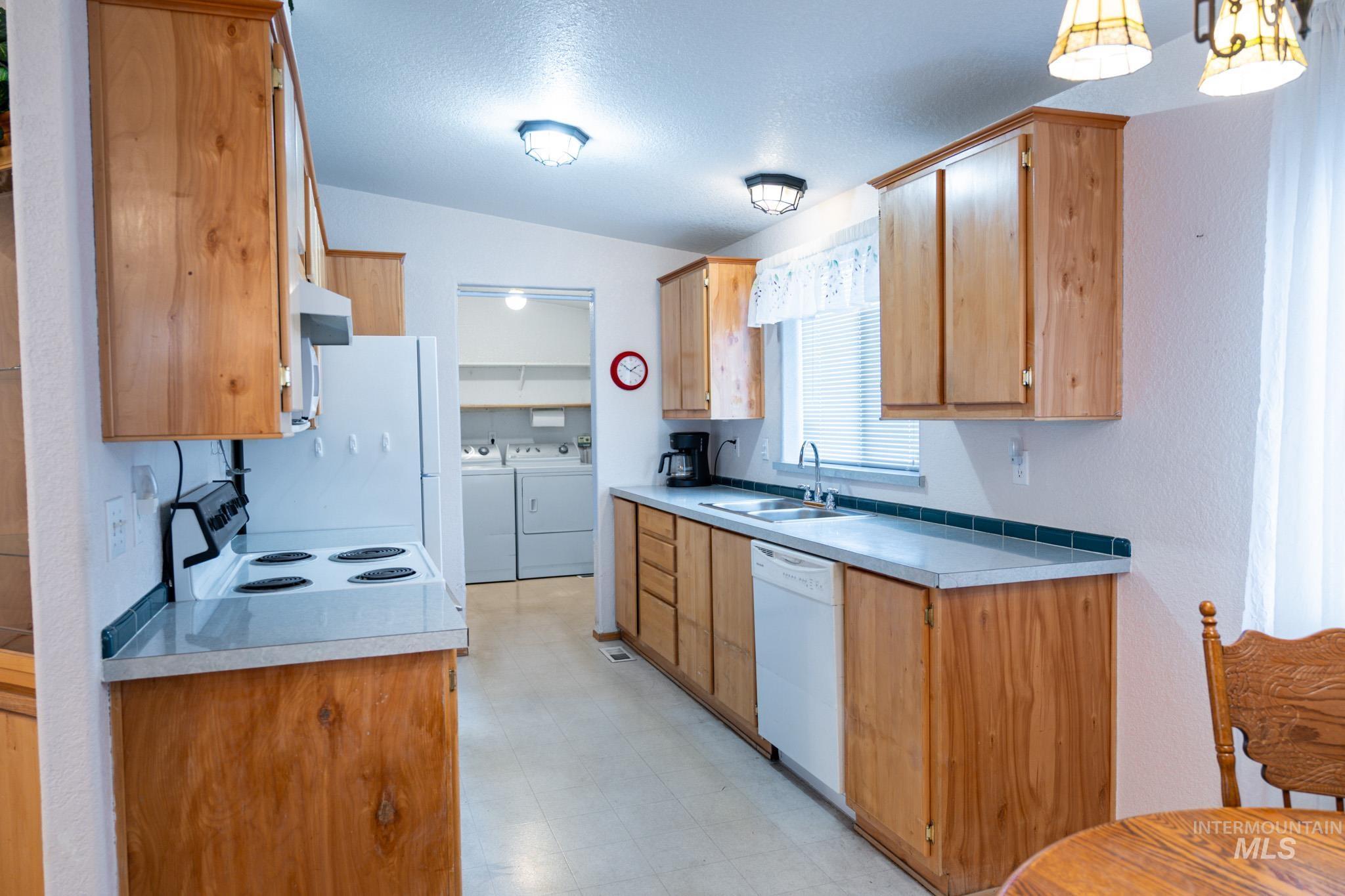 347 NW 7th Ave, Ontario, Oregon 97914-0000, 3 Bedrooms, 2 Bathrooms, Residential For Sale, Price $180,000, 98976135