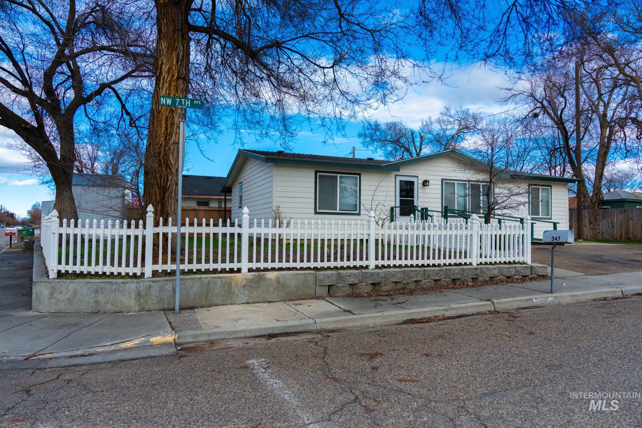 347 NW 7th Ave, Ontario, Oregon 97914-0000, 3 Bedrooms, 2 Bathrooms, Residential For Sale, Price $180,000, 98976135