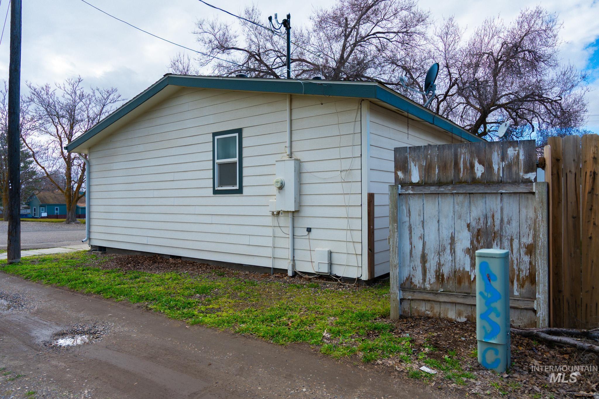 347 NW 7th Ave, Ontario, Oregon 97914-0000, 3 Bedrooms, 2 Bathrooms, Residential For Sale, Price $180,000, 98976135