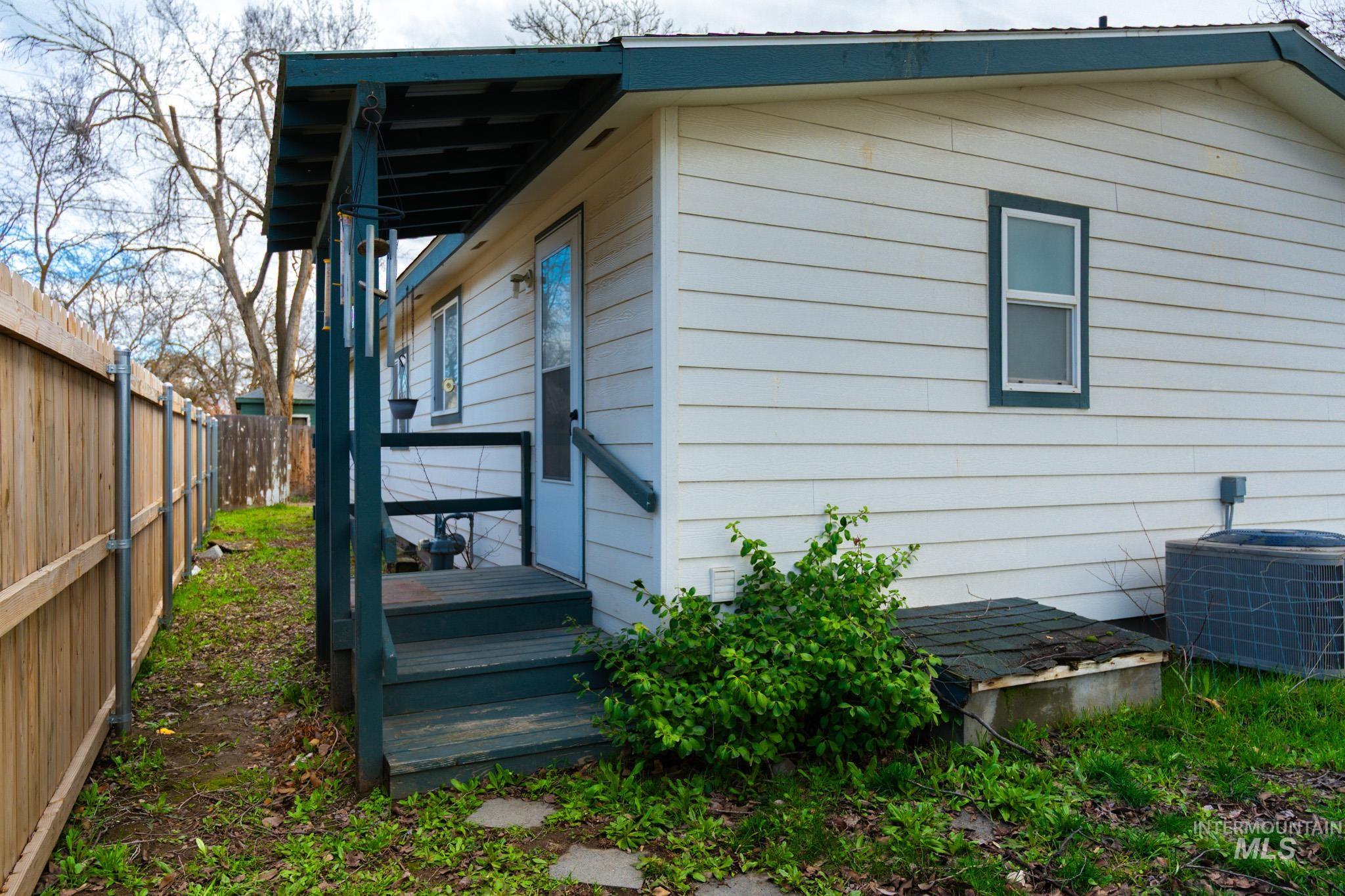 347 NW 7th Ave, Ontario, Oregon 97914-0000, 3 Bedrooms, 2 Bathrooms, Residential For Sale, Price $180,000, 98976135