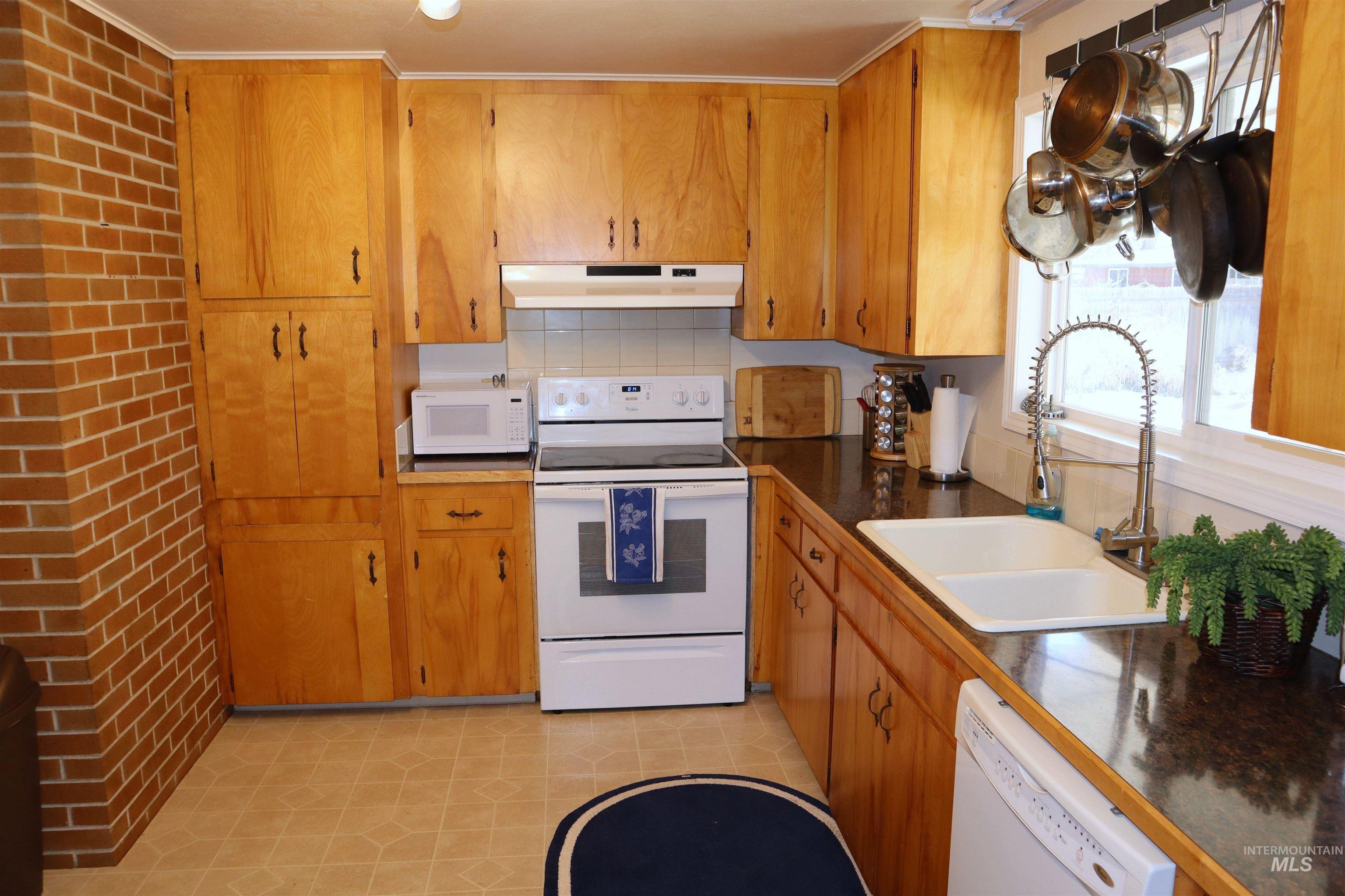 2627 Eldorado St, Boise, Idaho 83704, 3 Bedrooms, 1.5 Bathrooms, Residential For Sale, Price $380,000,MLS 98976157