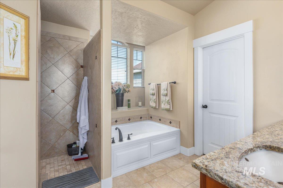12621 S Carriage Hill Way, Nampa, Idaho 83686, 4 Bedrooms, 3.5 Bathrooms, Residential For Sale, Price $675,000, 98976190