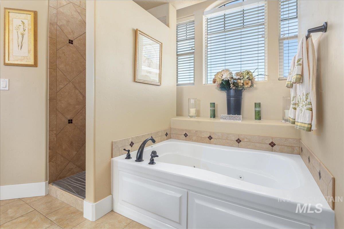 12621 S Carriage Hill Way, Nampa, Idaho 83686, 4 Bedrooms, 3.5 Bathrooms, Residential For Sale, Price $675,000, 98976190