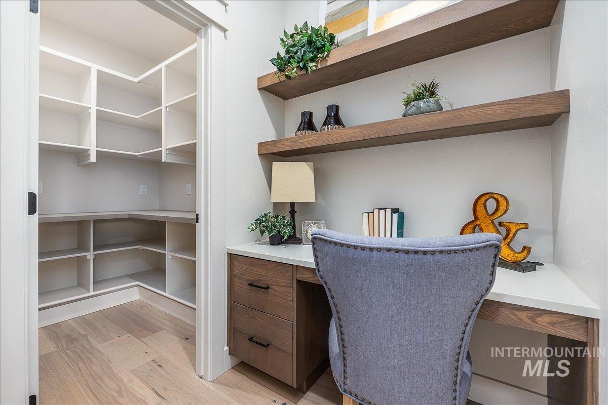 8320 W Meltwater Ln, Eagle, Idaho 83616, 3 Bedrooms, 2 Bathrooms, Residential For Sale, Price $565,000,MLS 98976193