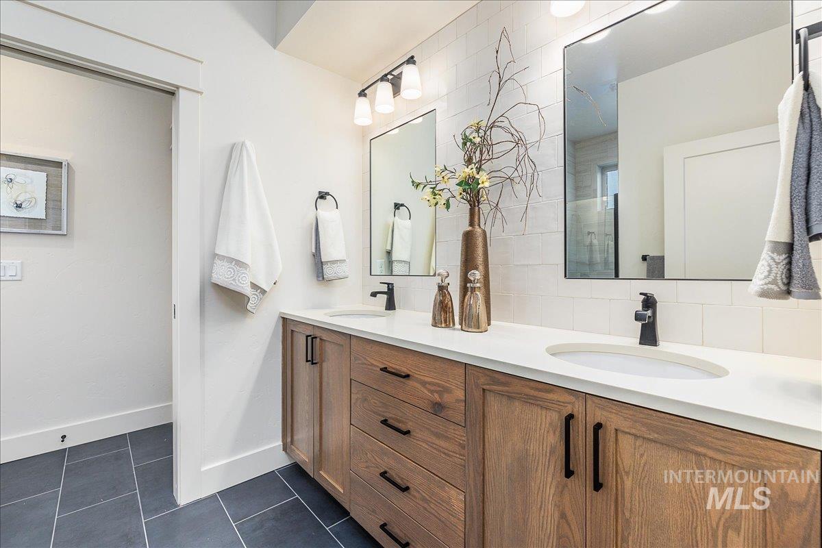 8320 W Meltwater Ln, Eagle, Idaho 83616, 3 Bedrooms, 2 Bathrooms, Residential For Sale, Price $565,000,MLS 98976193