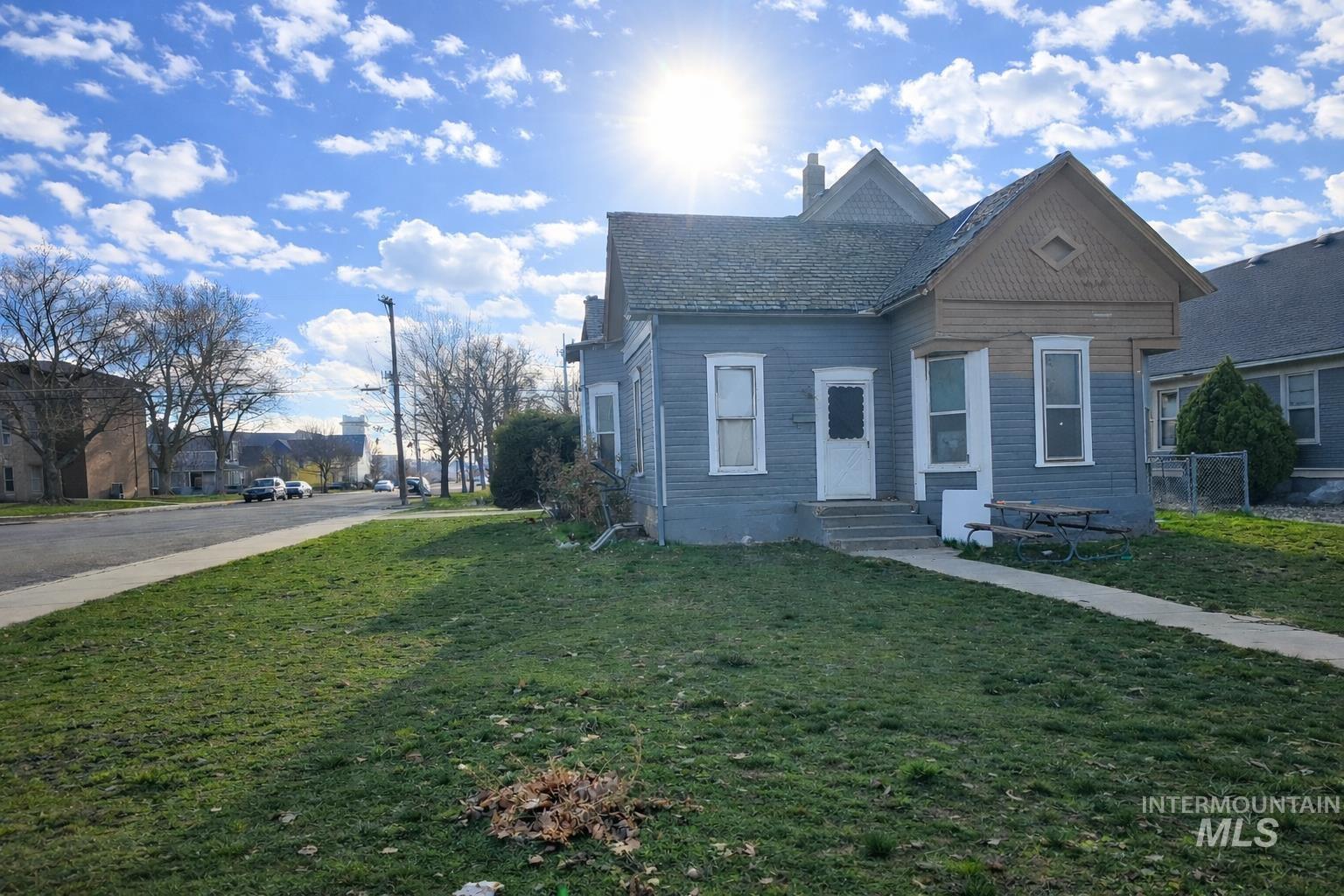 824 E Chicago St, Caldwell, Idaho 83605, 3 Bedrooms, 1 Bathroom, Residential For Sale, Price $179,000, 98976201