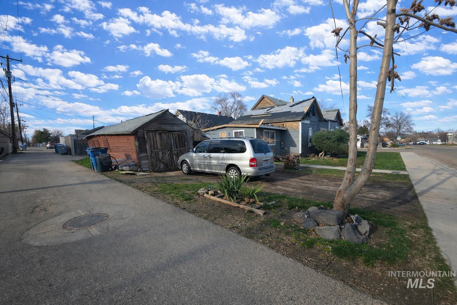 824 E Chicago St, Caldwell, Idaho 83605, 3 Bedrooms, 1 Bathroom, Residential For Sale, Price $179,000, 98976201