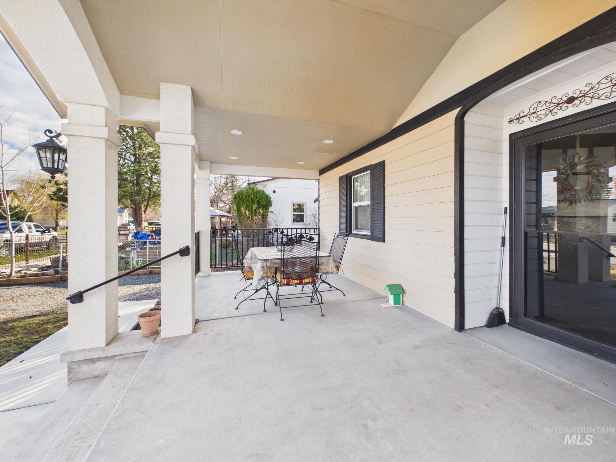 411 Maple Ave, Emmett, Idaho 83617, 2 Bedrooms, 2 Bathrooms, Residential For Sale, Price $315,000, 98976202