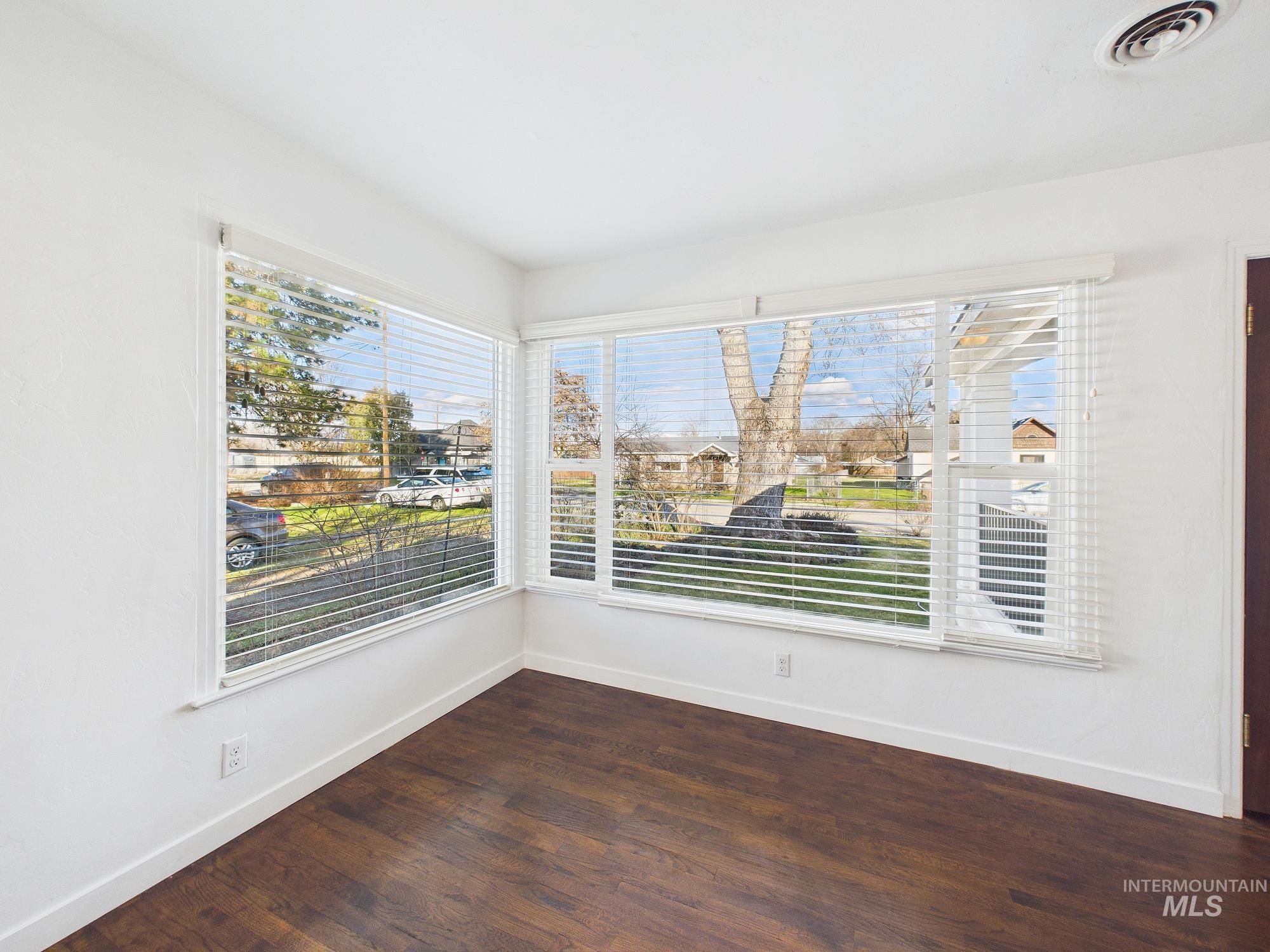 411 Maple Ave, Emmett, Idaho 83617, 2 Bedrooms, 2 Bathrooms, Residential For Sale, Price $315,000, 98976202