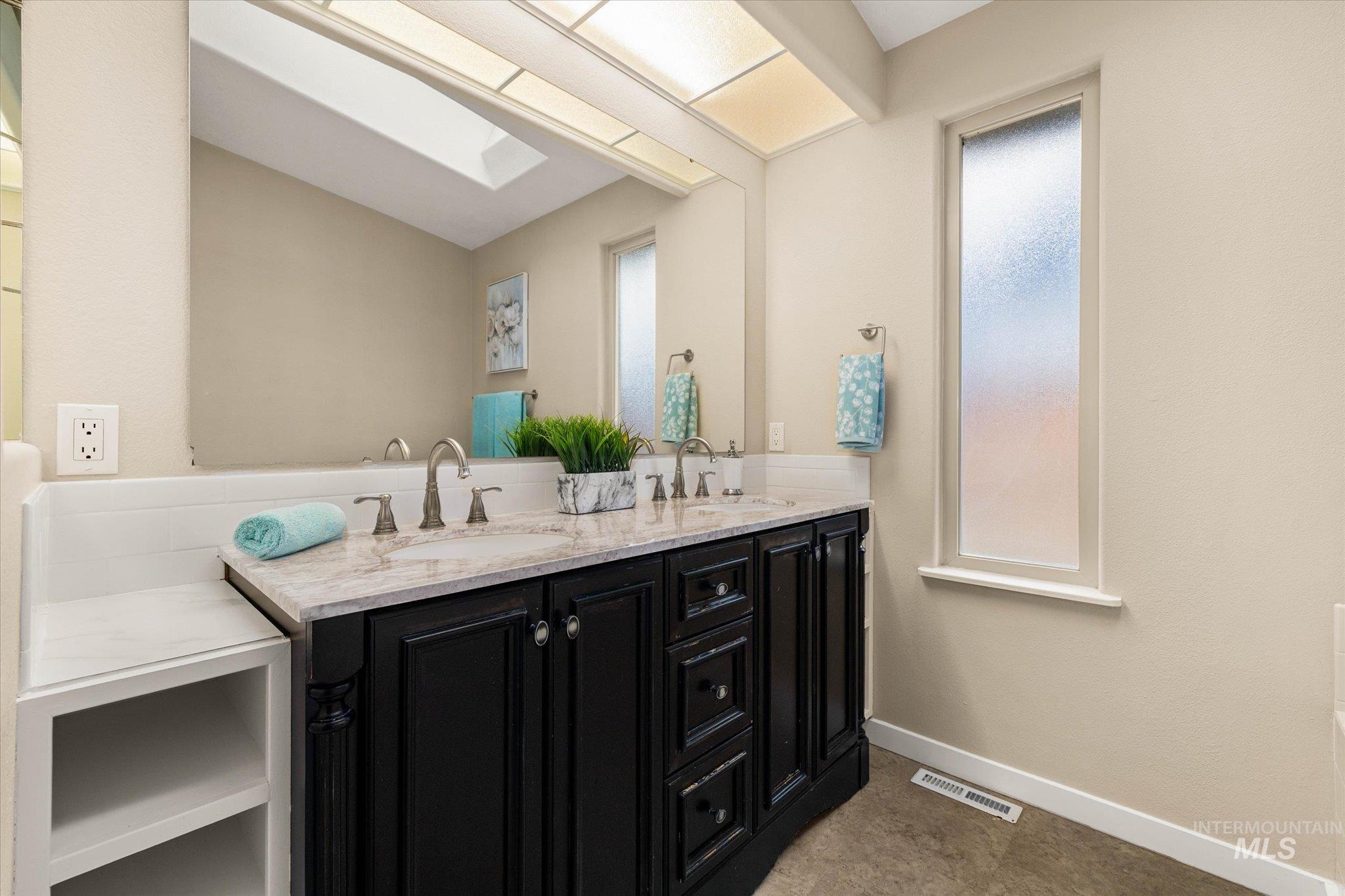 77 S Silverwood Way, Eagle, Idaho 83616, 3 Bedrooms, 2 Bathrooms, Residential For Sale, Price $499,900,MLS 98976207