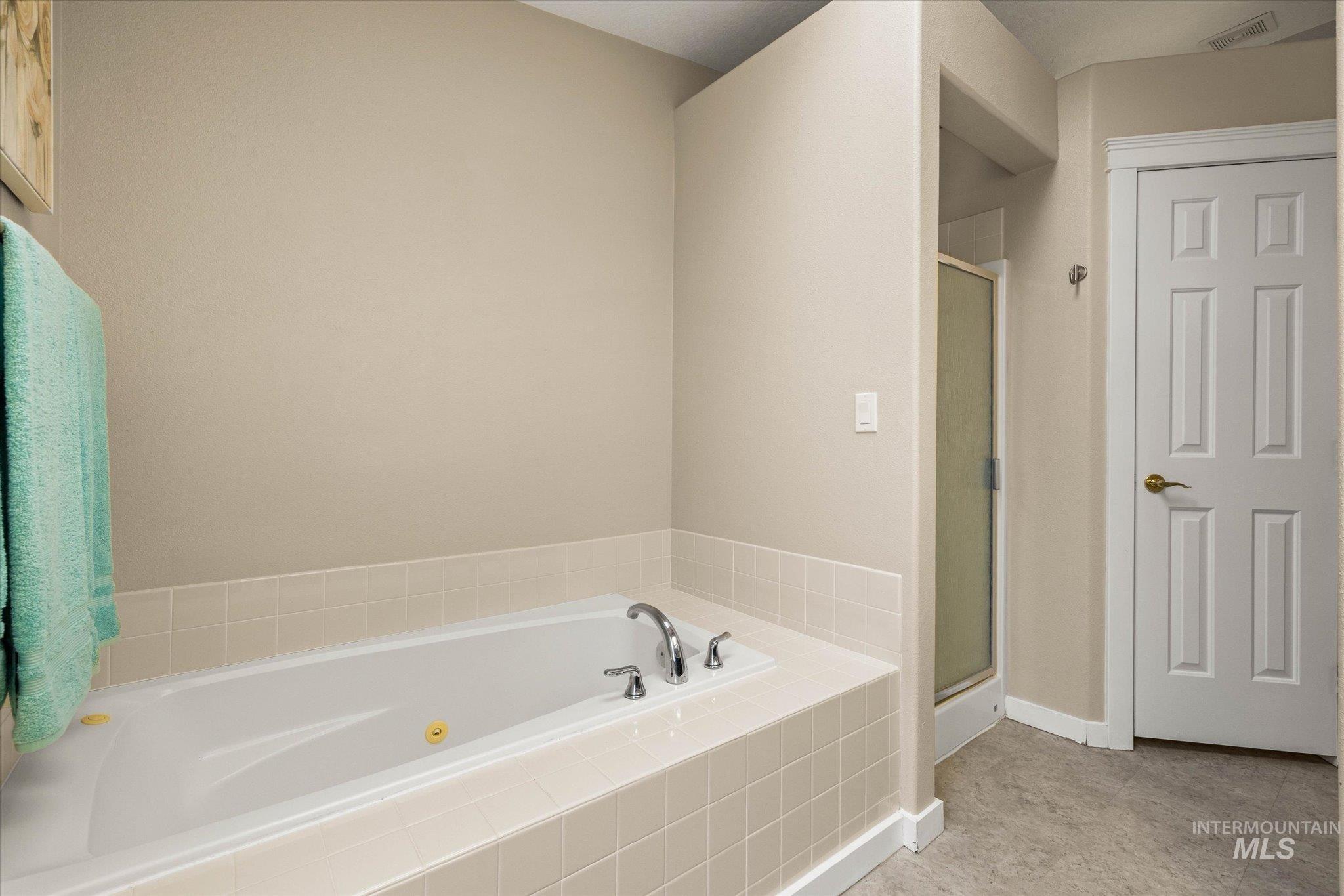 77 S Silverwood Way, Eagle, Idaho 83616, 3 Bedrooms, 2 Bathrooms, Residential For Sale, Price $499,900,MLS 98976207