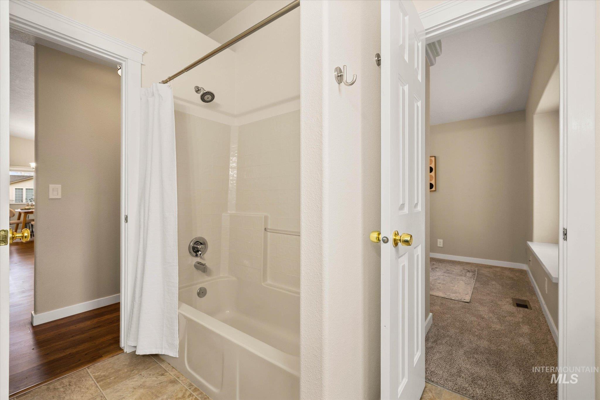 77 S Silverwood Way, Eagle, Idaho 83616, 3 Bedrooms, 2 Bathrooms, Residential For Sale, Price $499,900,MLS 98976207