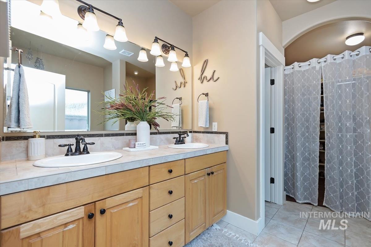 10127 W Whitecrest St, Star, Idaho 83669, 3 Bedrooms, 2 Bathrooms, Residential For Sale, Price $525,000, 98976211