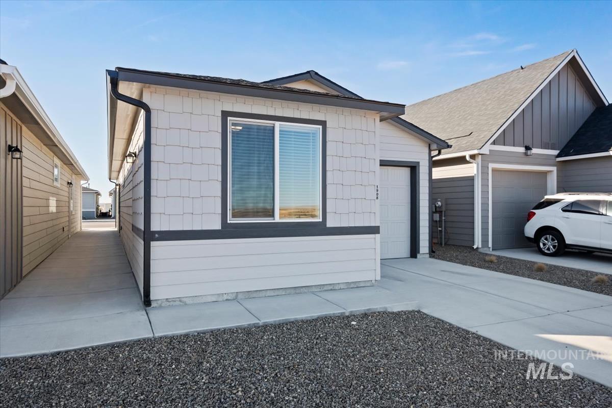 1858 Enterprise Street, Mountain Home, Idaho 83647, 2 Bedrooms, 2 Bathrooms, Residential For Sale, Price $294,900,MLS 98976215