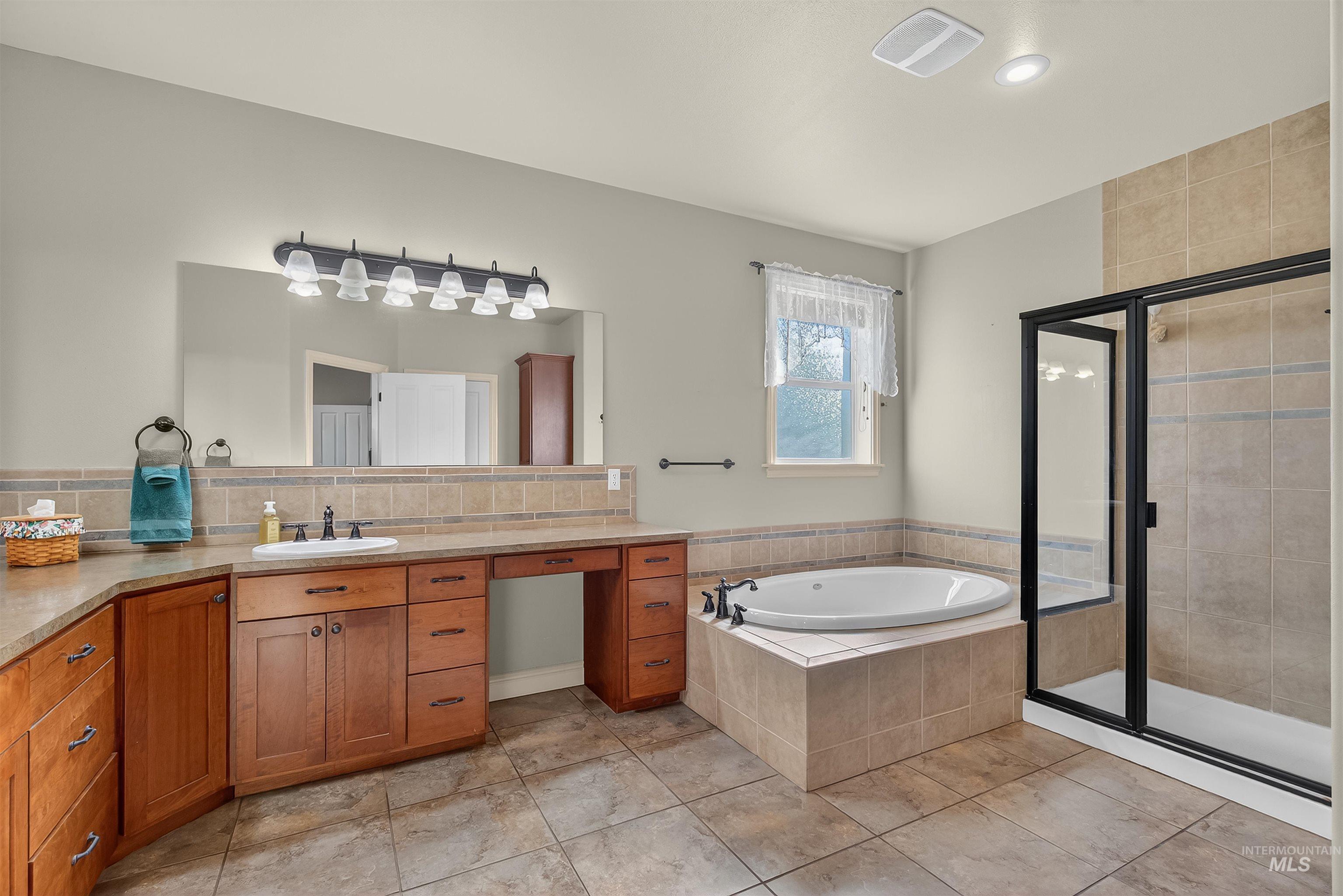 2285 Pitchstone Drive, Clarkston, Washington 99403, 3 Bedrooms, 2.5 Bathrooms, Residential For Sale, Price $660,000, 98976237