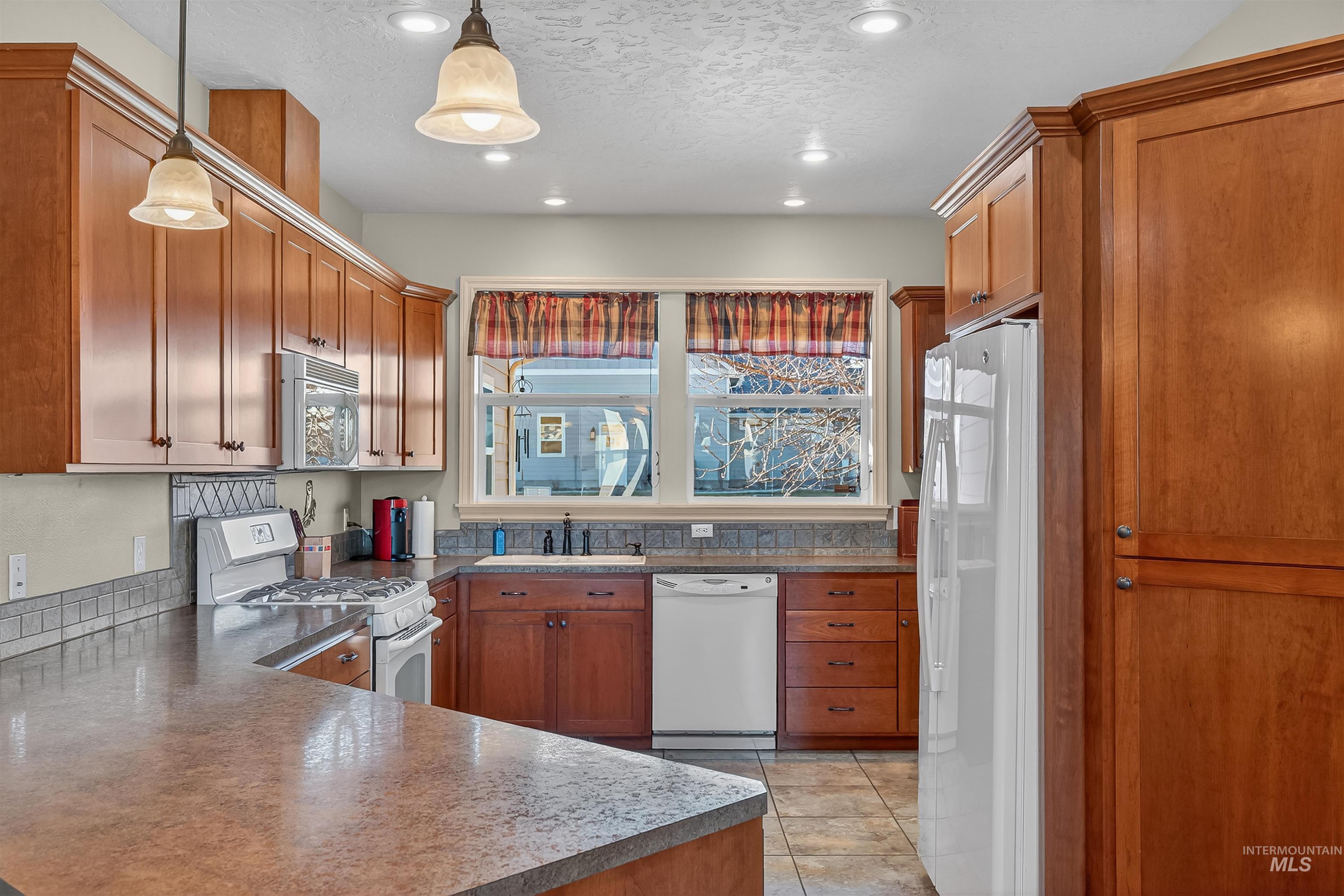 2285 Pitchstone Drive, Clarkston, Washington 99403, 3 Bedrooms, 2.5 Bathrooms, Residential For Sale, Price $660,000, 98976237