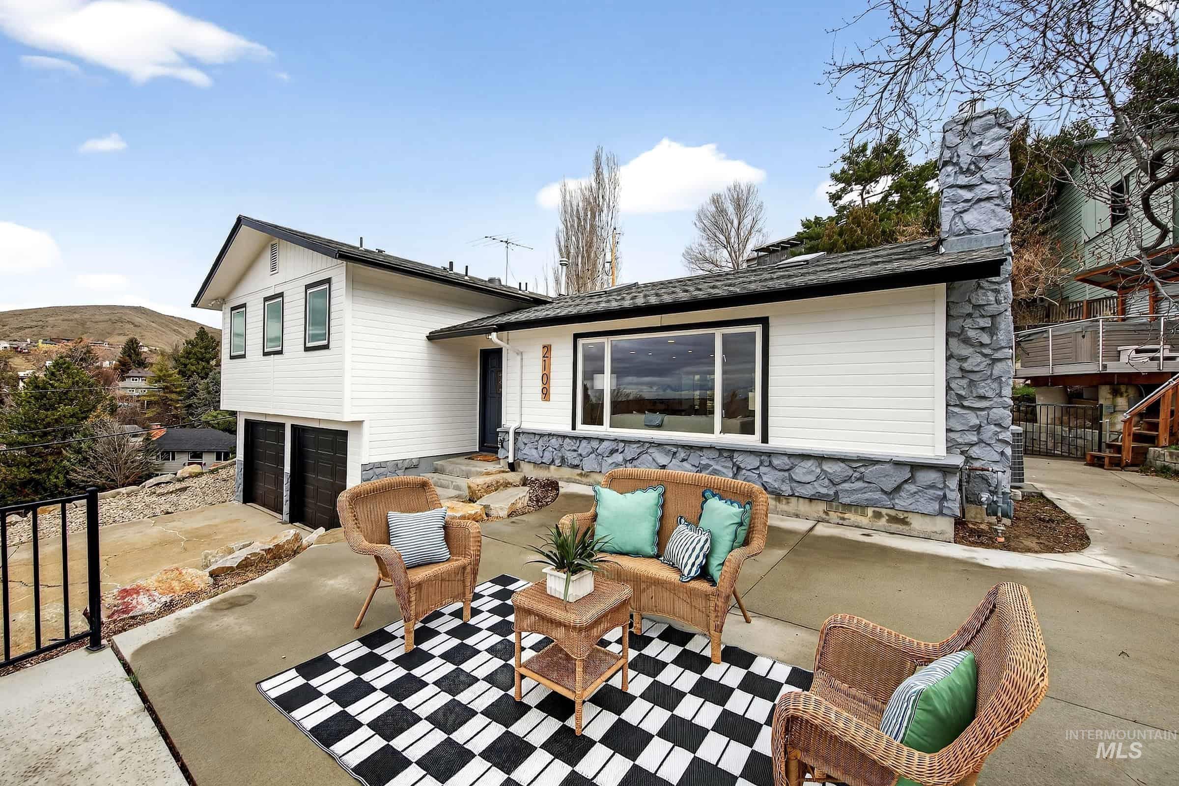 2109 W W Hillway Dr, Boise, Idaho 83702, 4 Bedrooms, 2.5 Bathrooms, Residential For Sale, Price $920,000, 98976242