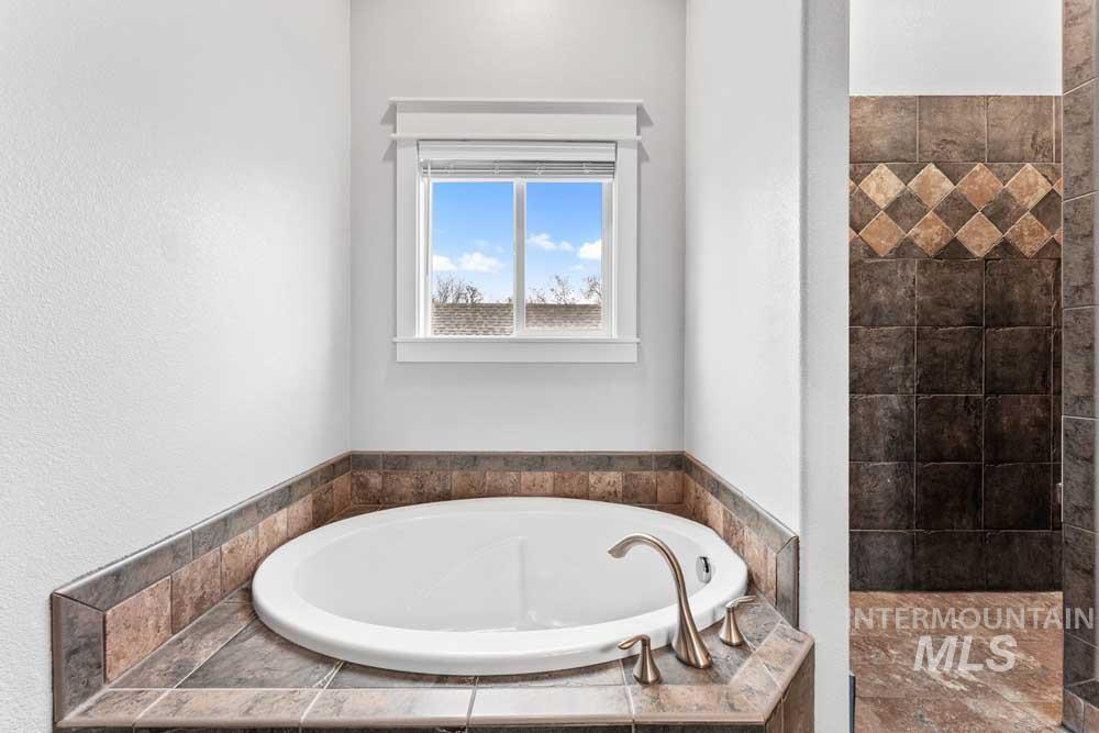 522 N Maple Avenue, Boise, Idaho 83712, 5 Bedrooms, 2.5 Bathrooms, Residential For Sale, Price $895,000, 98976243