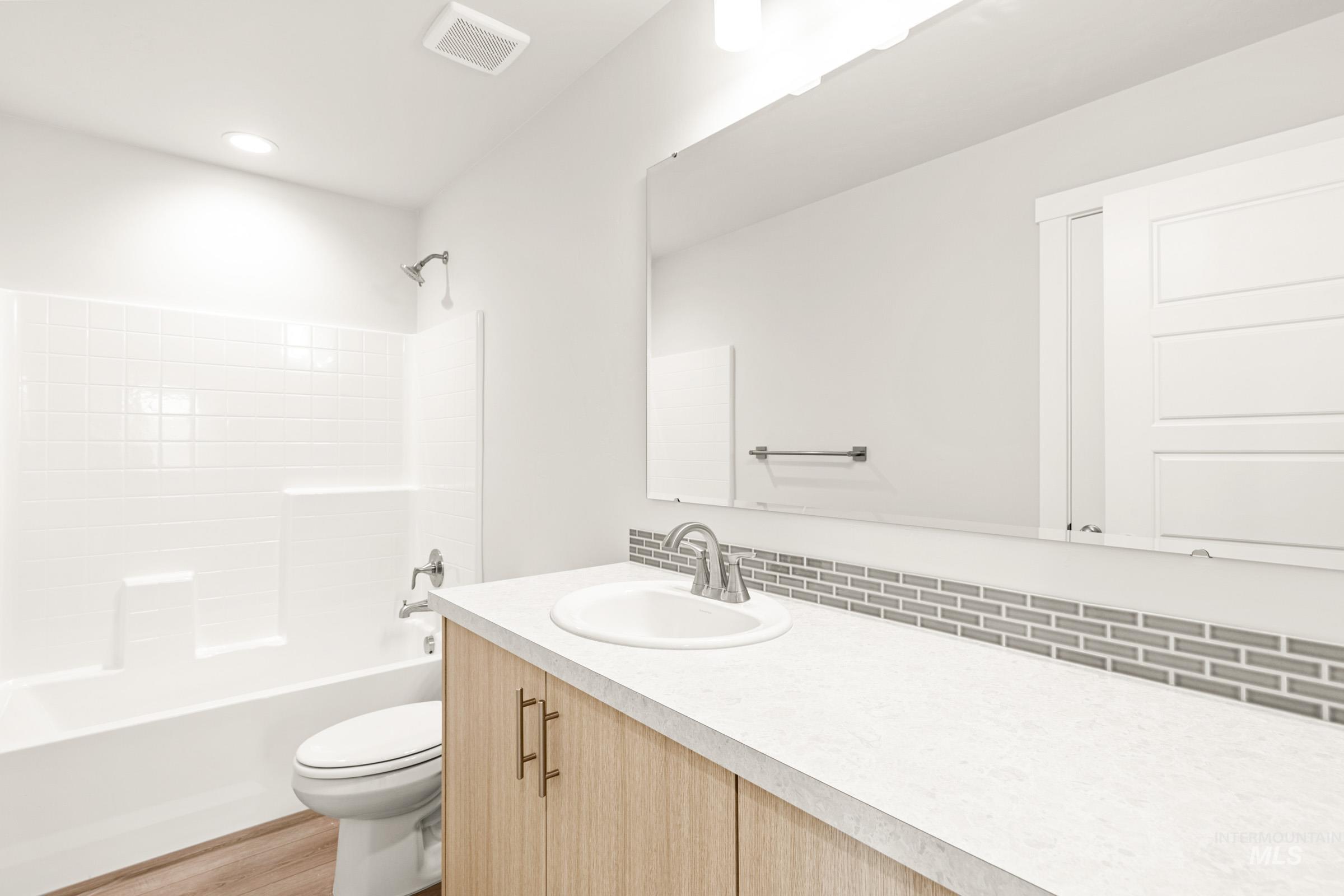 6733 W Redwood Creek Dr, Meridian, Idaho 83646, 3 Bedrooms, 2.5 Bathrooms, Residential For Sale, Price $484,990,MLS 98976255