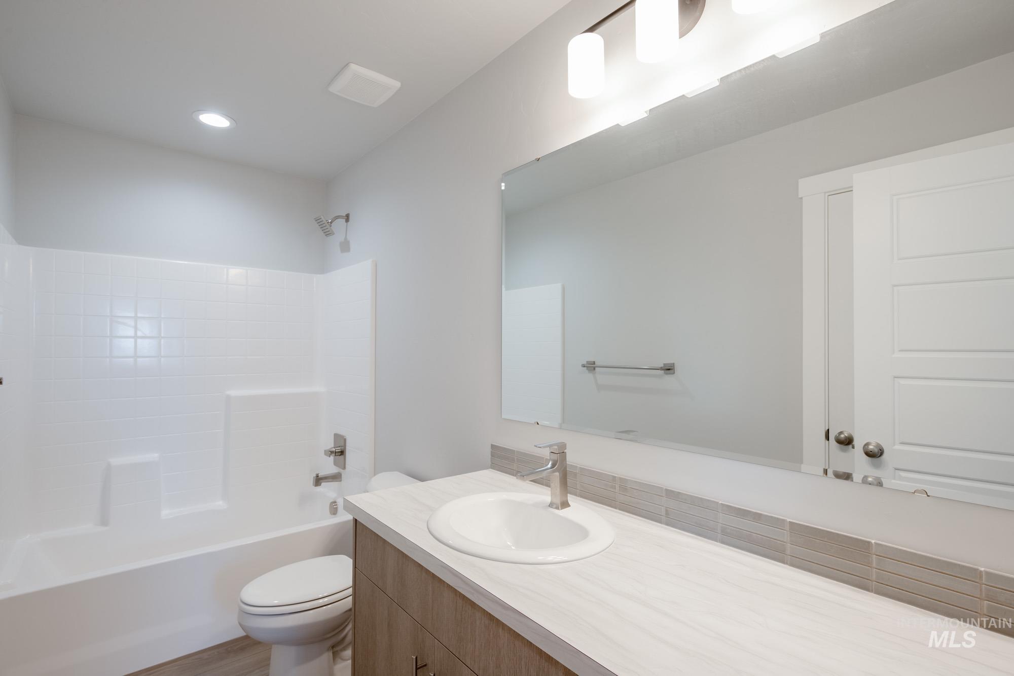 6733 W Redwood Creek Dr, Meridian, Idaho 83646, 3 Bedrooms, 2.5 Bathrooms, Residential For Sale, Price $484,990, 98976255