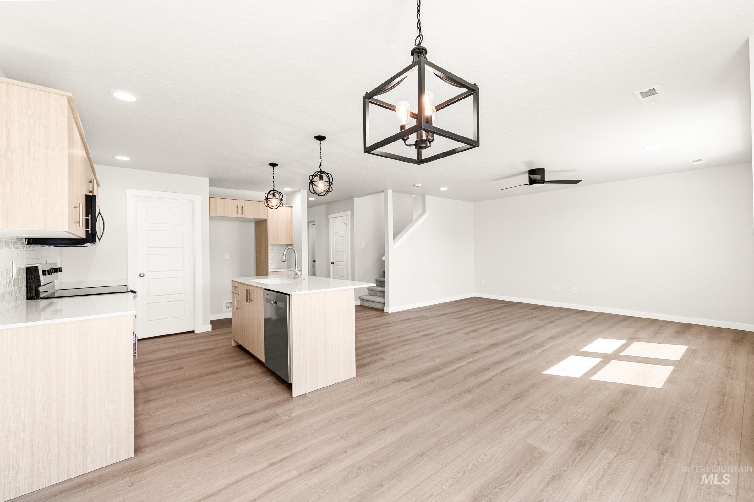 6733 W Redwood Creek Dr, Meridian, Idaho 83646, 3 Bedrooms, 2.5 Bathrooms, Residential For Sale, Price $484,990,MLS 98976255