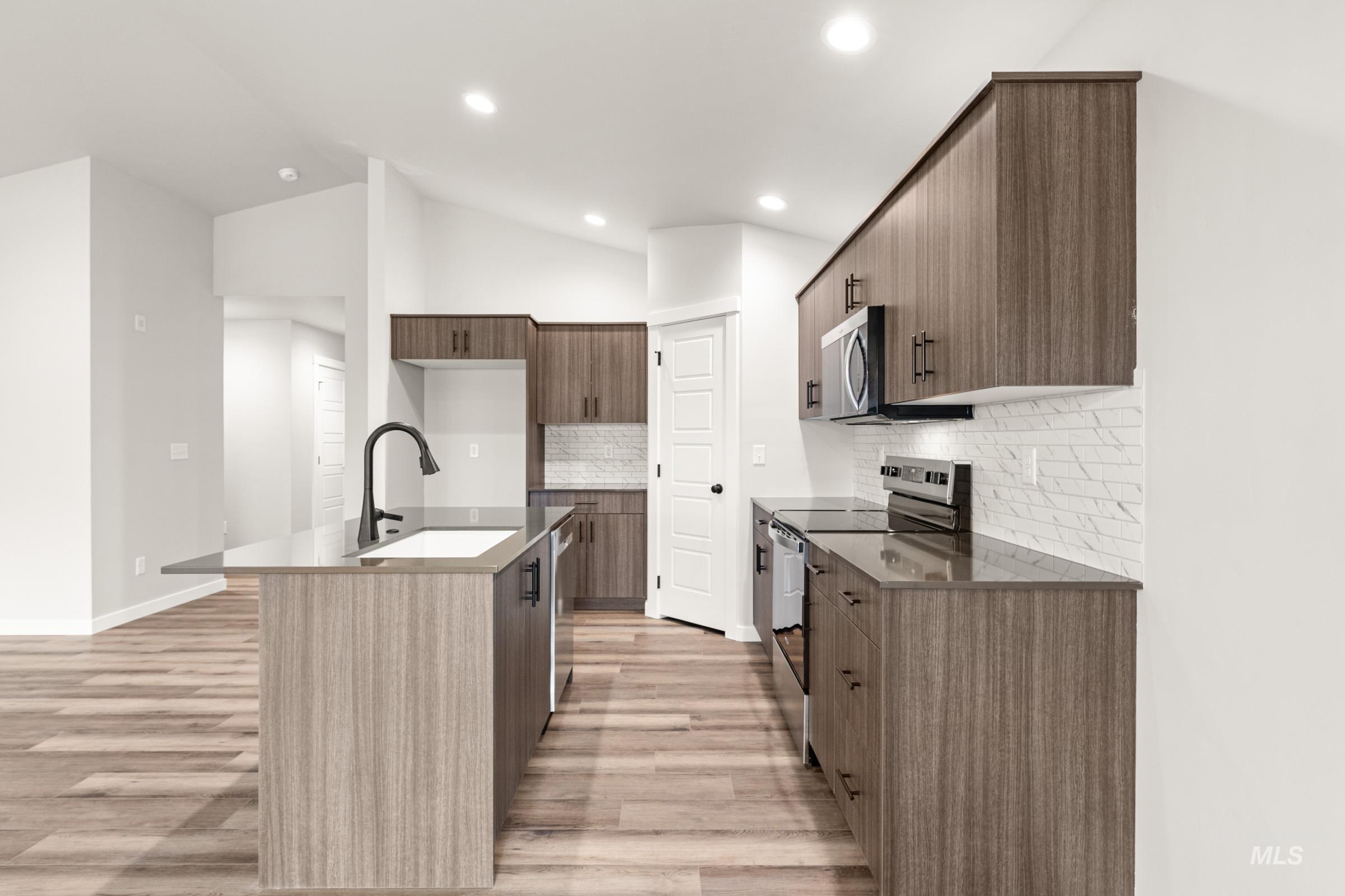 6697 W Redwood Creek Dr, Meridian, Idaho 83646, 3 Bedrooms, 2 Bathrooms, Residential For Sale, Price $449,990, 98976258