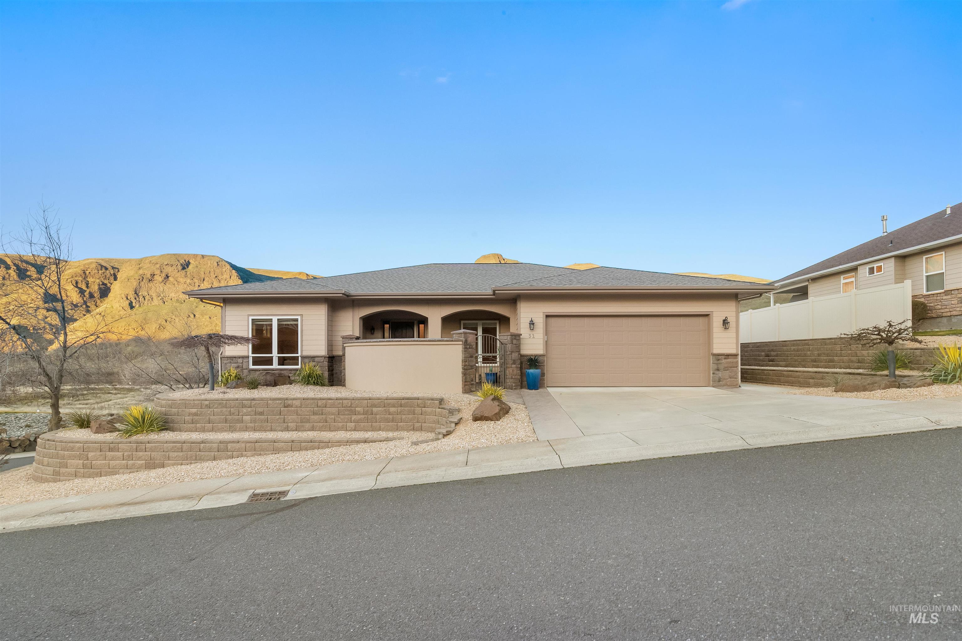 31 Riverpoint Dr, Asotin, Washington 99402, 3 Bedrooms, 3 Bathrooms, Residential For Sale, Price $769,950, 98976282