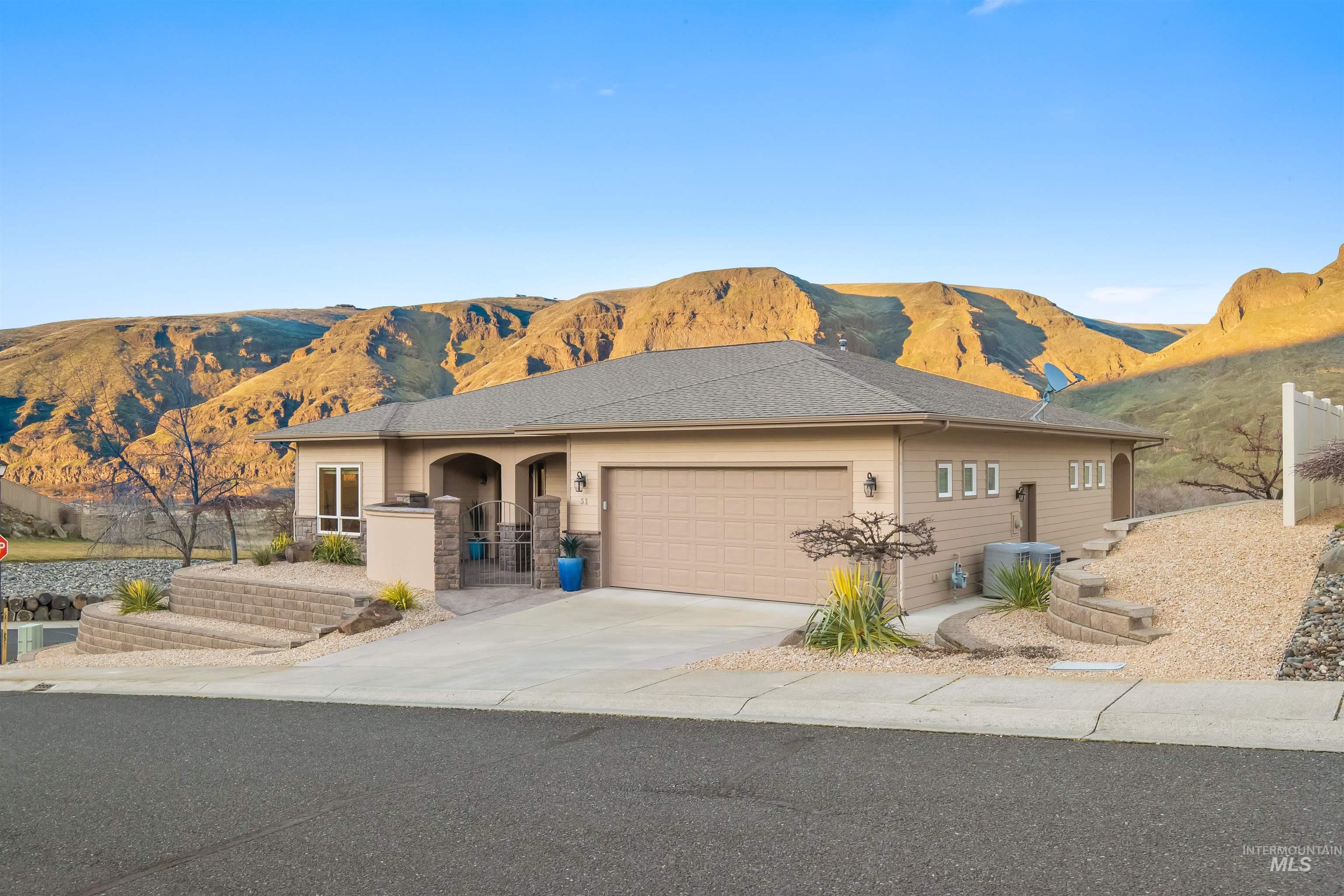 31 Riverpoint Dr, Asotin, Washington 99402, 3 Bedrooms, 3 Bathrooms, Residential For Sale, Price $769,950, 98976282