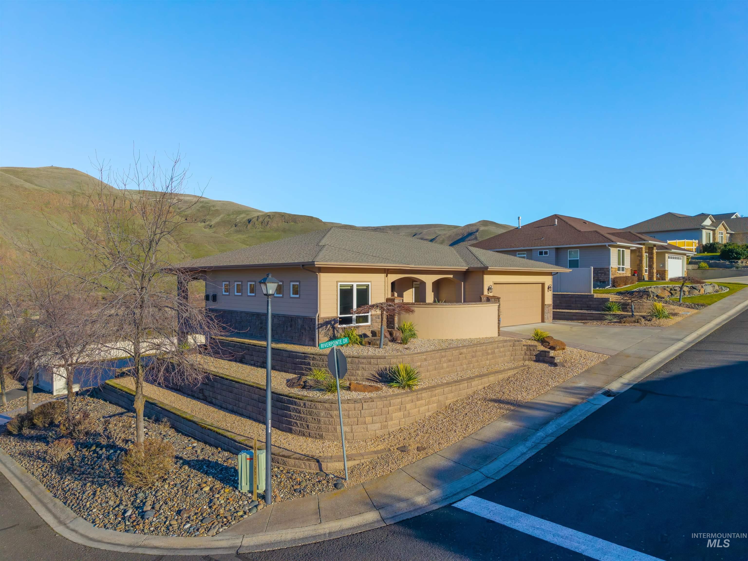 31 Riverpoint Dr, Asotin, Washington 99402, 3 Bedrooms, 3 Bathrooms, Residential For Sale, Price $769,950, 98976282