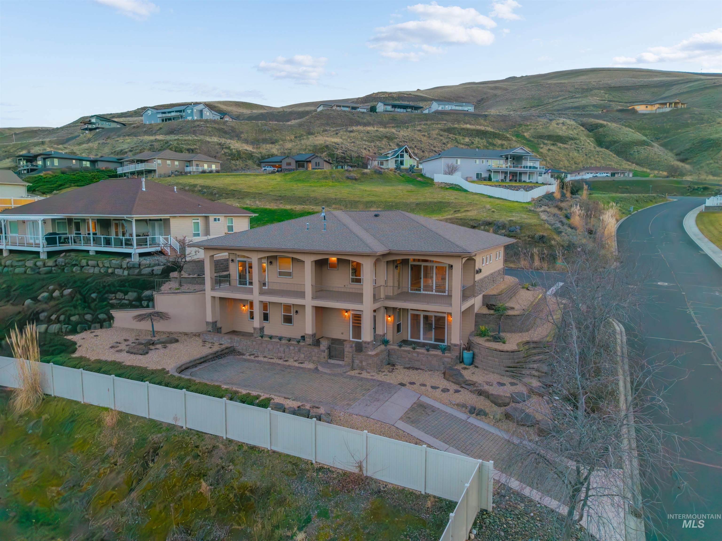 31 Riverpoint Dr, Asotin, Washington 99402, 3 Bedrooms, 3 Bathrooms, Residential For Sale, Price $769,950, 98976282