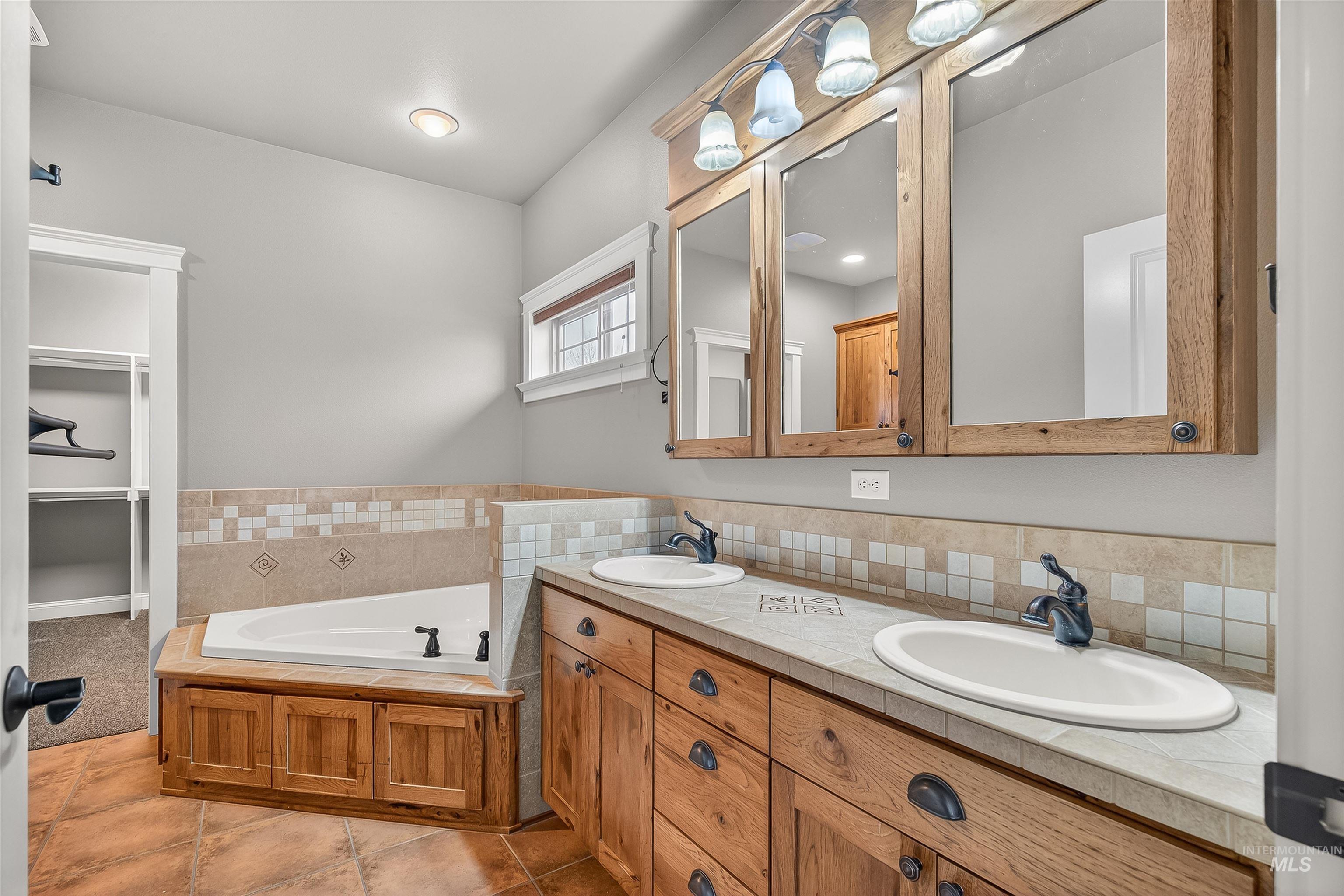 2510 Remington Way, Clarkston, Washington 99403, 3 Bedrooms, 3 Bathrooms, Residential For Sale, Price $675,000,MLS 98976292