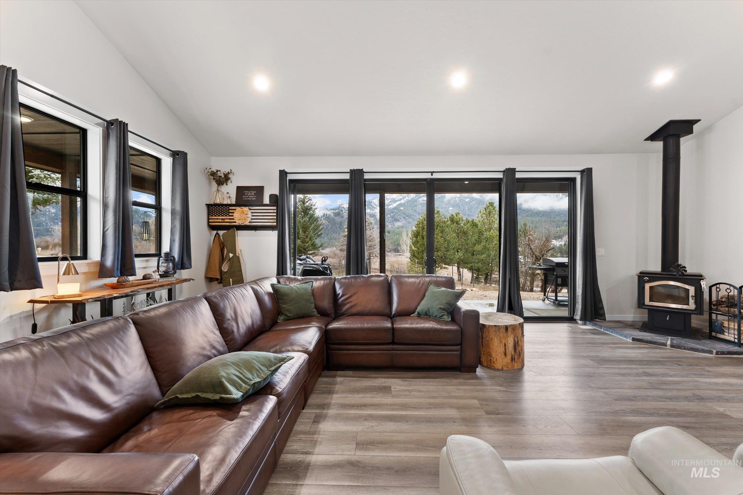 20 Hawthorne Ln, Garden Valley, Idaho 83622, 4 Bedrooms, 3 Bathrooms, Residential For Sale, Price $1,195,000,MLS 98976325