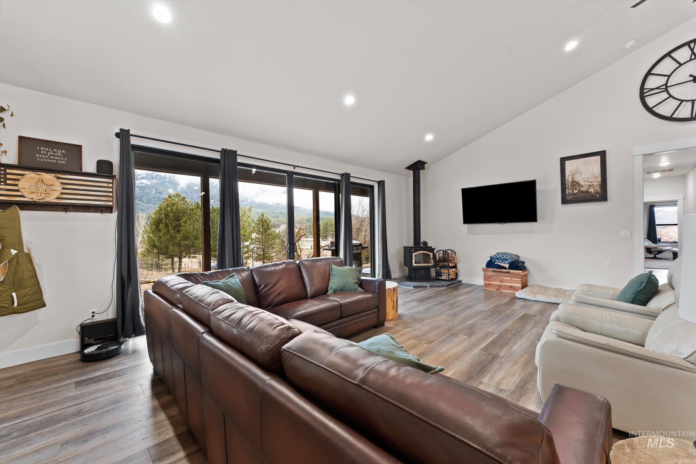 20 Hawthorne Ln, Garden Valley, Idaho 83622, 4 Bedrooms, 3 Bathrooms, Residential For Sale, Price $1,250,000,MLS 98976325