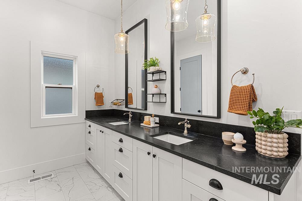 1364 N Laconia Ave, Eagle, Idaho 83616-4215, 3 Bedrooms, 3 Bathrooms, Residential For Sale, Price $949,900,MLS 98976330